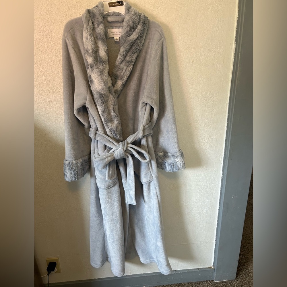Carole Hickman size medium bathrobe,